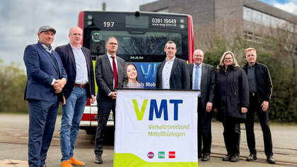 7 Personen stehen vor einem Bus (von links nach rechts): Herr Bergner (Geschäftsführer KomBus GmbH), Herr Jendricke (Landrat Landkreis Nordhausen), Herr Dr. Knoblich (Staatssekretär des Thüringer Ministeriums für Digitales und Infrastruktur), Herr Georgy (Geschäftsführer VMT GmbH), Herr Schwarz (Geschäftsführer Verkehrsbetriebe Nordhausen GmbH), Frau Hampel (Vertreterin Kyffhäuserkreis) und Herr Philipps (Referatsleiter Referat ÖPNV des Thüringer Ministeriums für Digitales und Infrastruktur)