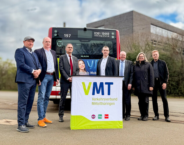7 Personen stehen vor einem Bus (von links nach rechts): Herr Bergner (Geschäftsführer KomBus GmbH), Herr Jendricke (Landrat Landkreis Nordhausen), Herr Dr. Knoblich (Staatssekretär des Thüringer Ministeriums für Digitales und Infrastruktur), Herr Georgy (Geschäftsführer VMT GmbH), Herr Schwarz (Geschäftsführer Verkehrsbetriebe Nordhausen GmbH), Frau Hampel (Vertreterin Kyffhäuserkreis) und Herr Philipps (Referatsleiter Referat ÖPNV des Thüringer Ministeriums für Digitales und Infrastruktur)